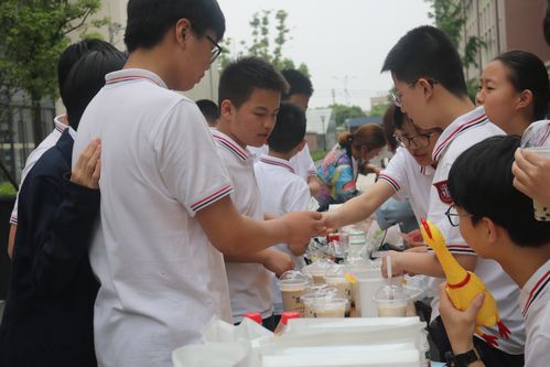 步行街商品五花八门:有闲置的文化用品,图书,新奇的玩具,各色美食